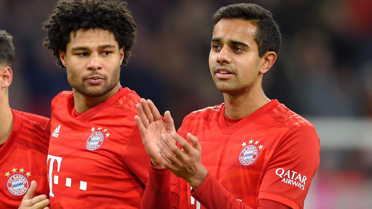 Sarpreet Singh (r.): Der Mittelfeldakteur hat für den FC Bayern an der Seite von Stars wie Serge Gnabry (M.) und Philippe Coutinho bereits in Bundesliga und DFB-Pokal gespielt.