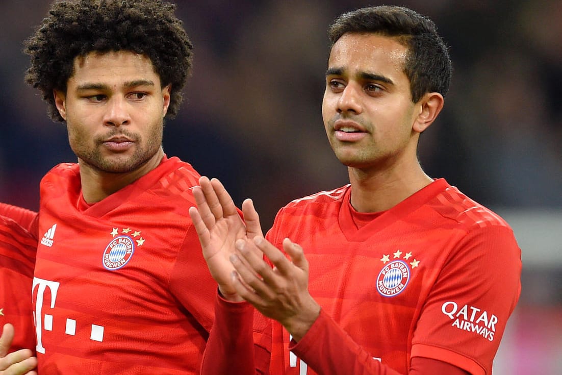 Sarpreet Singh (r.): Der Mittelfeldakteur hat für den FC Bayern an der Seite von Stars wie Serge Gnabry (M.) und Philippe Coutinho bereits in Bundesliga und DFB-Pokal gespielt.