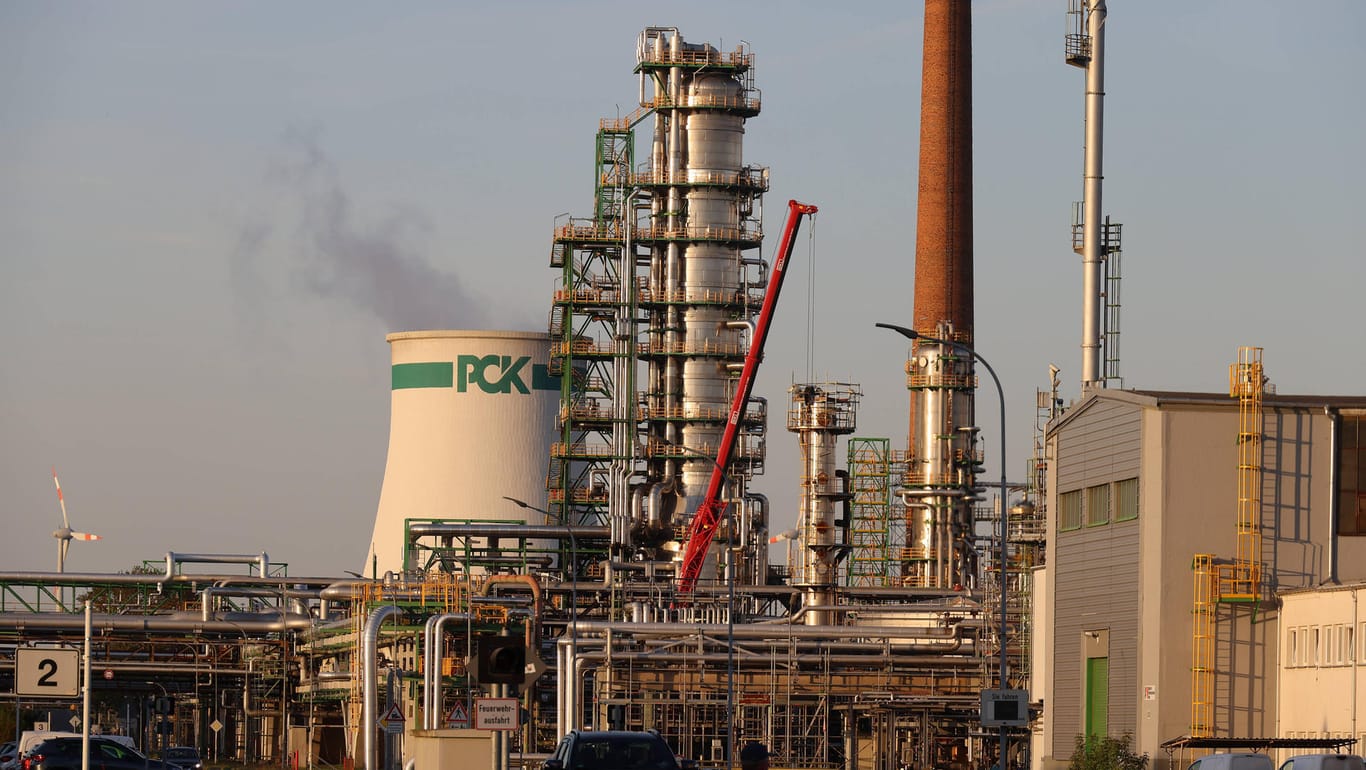 Die PCK-Raffinerie in Schwedt: Die Landespolitik fordert Sicherheiten für den Standorten, denn das Ölembargo bedroht den wichtigen Arbeitgeber.