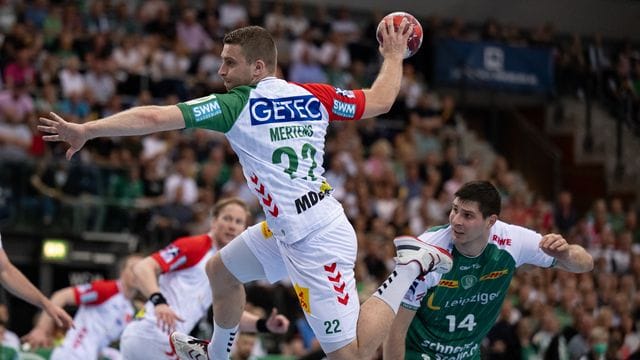 Lukas Mertens (M) war mit Meister Magdeburg auch in Leipzig nicht aufzuhalten. Lukas Mertens (M) war mit Meister Magdeburg auch in Leipzig nicht aufzuhalten.