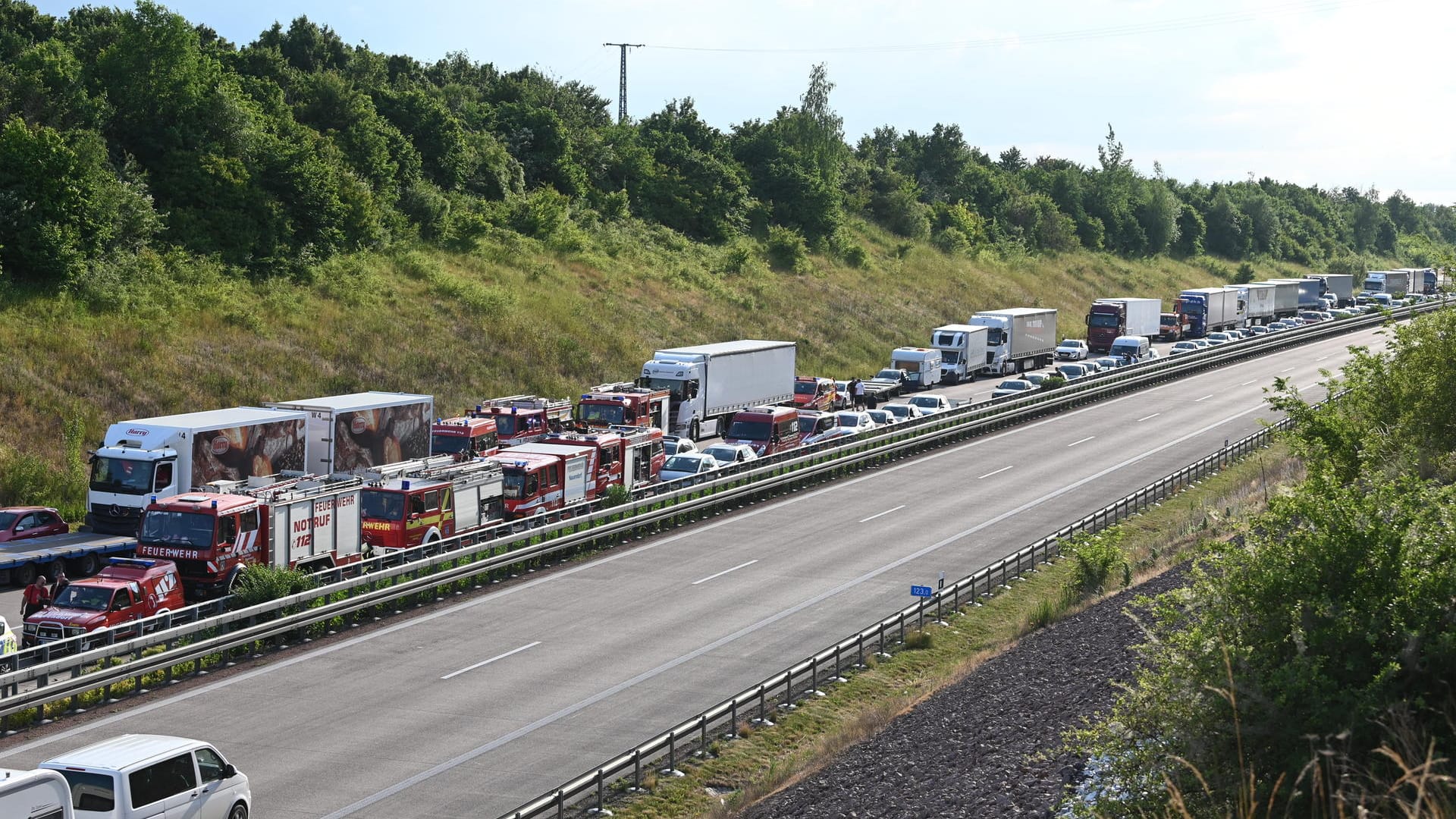 Viele Einsatzkräfte an der Unfallstelle, dahinter staut sich der Verkehr.