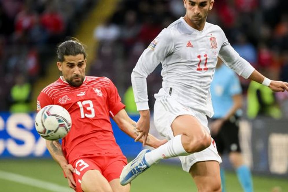 Ricardo Rodriguez (l) hatte mit der Schweiz gegen Ferran Torres und Spanien das Nachsehen.