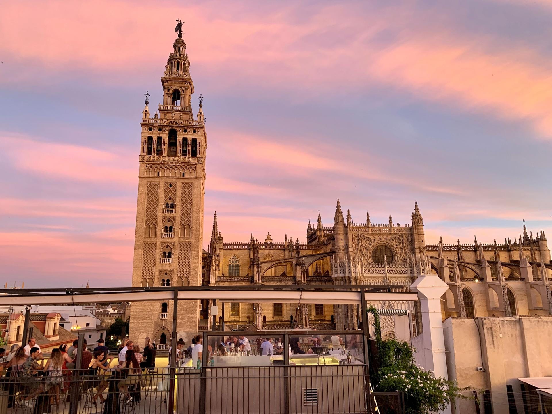 Die Kathedrale von Sevilla im Abendlicht, abgelichtet von einem wunderschönen Ort.