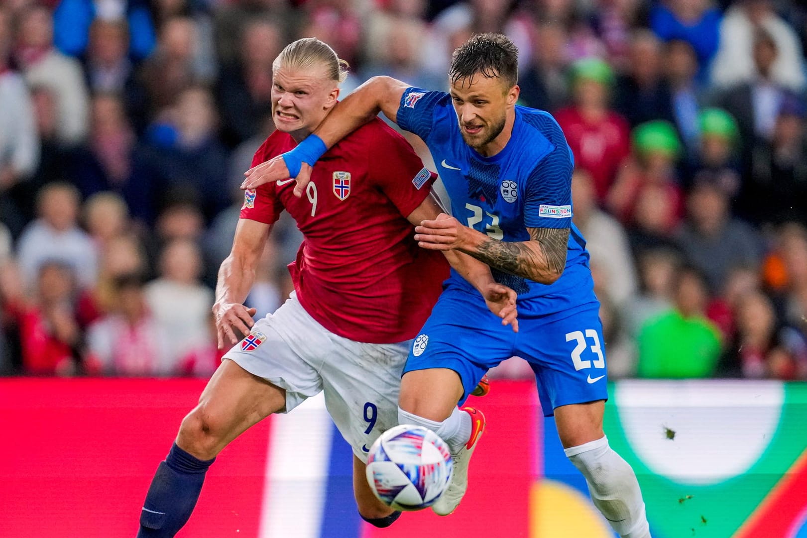 Erling Haaland im Duell mit Sloweniens David Brekalo.