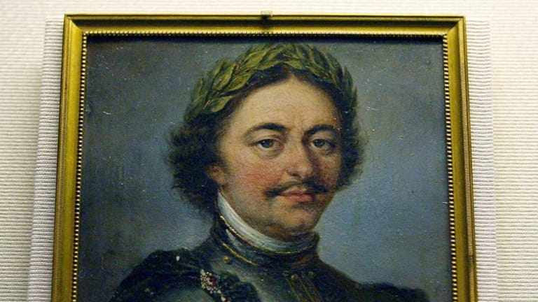 Ein Gemälde eines unbekannten Künstler zeigt Zar Peter den Großen mit einem Lorbeerkranz.