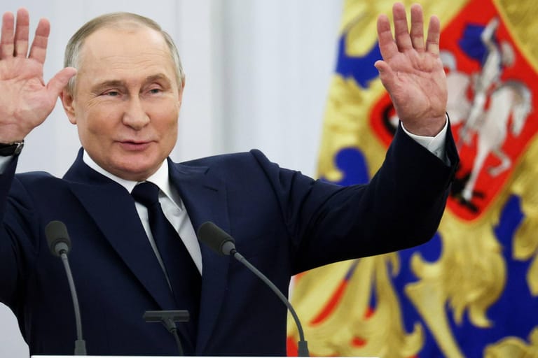 Wladimir Putin hebt die Hände bei einem Empfang im Kreml (Archivbild): Er hat seine Politik mit jener von Zar Peter verglichen.