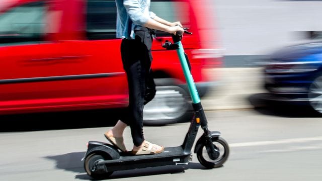 Flotte Fahrer: Doch kann nach Schäden durch einen E-Scooter auch der Halter haften, wenn sich der Verursacher nicht ermitteln lässt?.