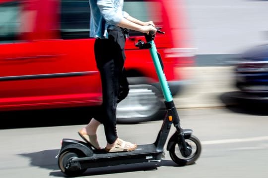 Flotte Fahrer: Doch kann nach Schäden durch einen E-Scooter auch der Halter haften, wenn sich der Verursacher nicht ermitteln lässt?.