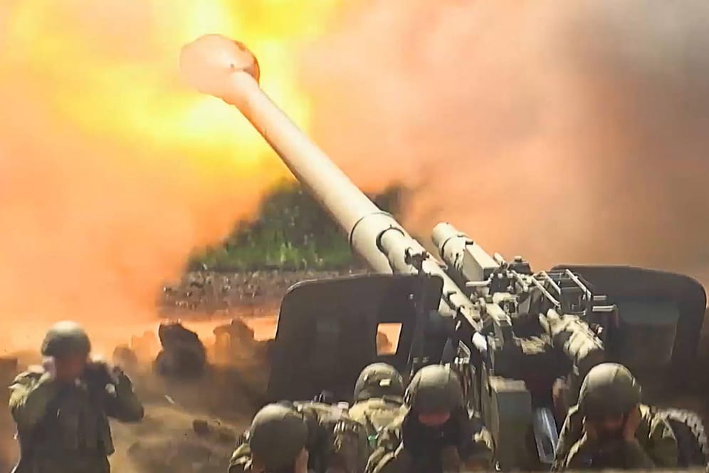 Russische Soldaten feuern eine Haubitze ab (Archivbild): Im Osten der Ukraine stehen viele Städte unter Dauerbeschuss.