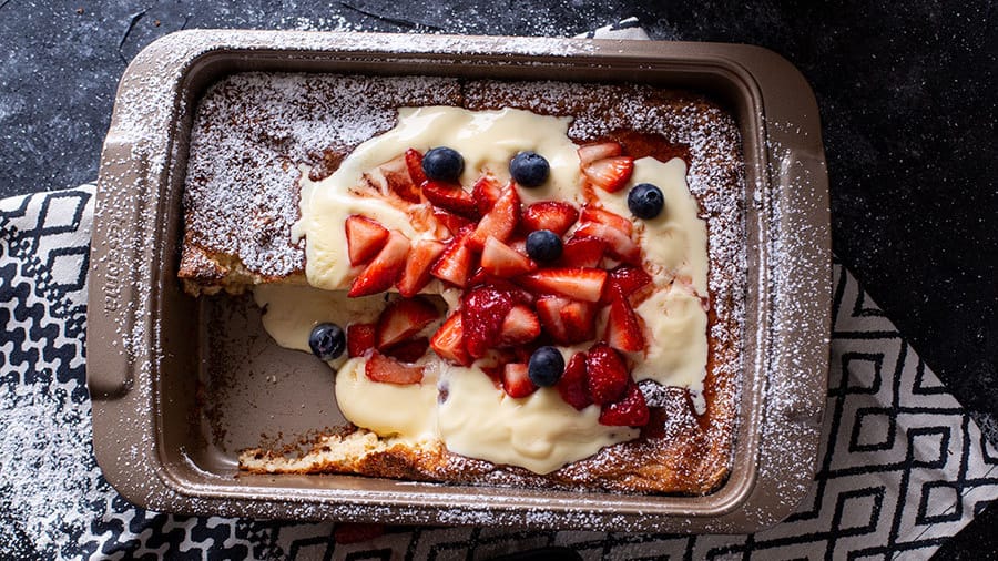 Grießauflauf: Sie können ihn mit Puderzucker bestäuben und mit Vanillepudding und Beeren servieren.