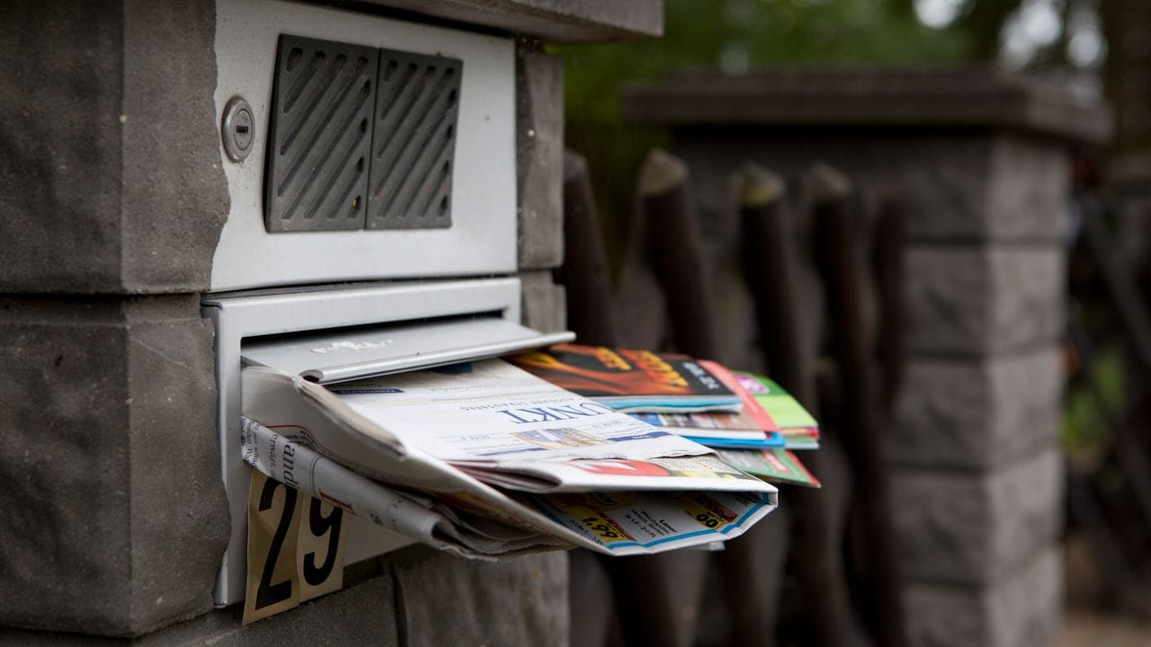 Es kann so einfach für Einbrecher sein: Ein übervoller Briefkasten zeigt an, hier ist jemand schon länger nicht zu Hause. Es kann so einfach für Einbrecher sein: Ein übervoller Briefkasten zeigt an, hier ist jemand schon länger nicht zu Hause.