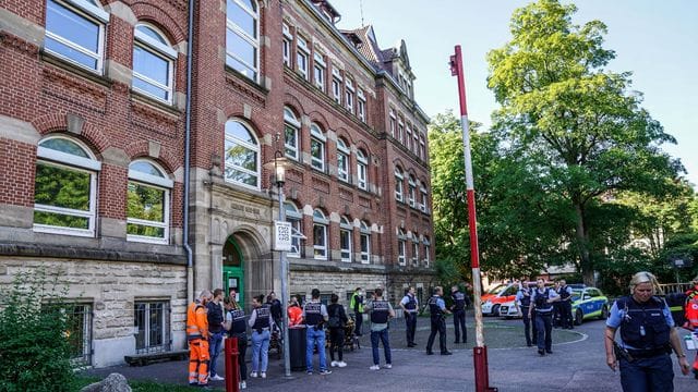 Polizeibeamte sind im Einsatz vor einer Schule in Esslingen.