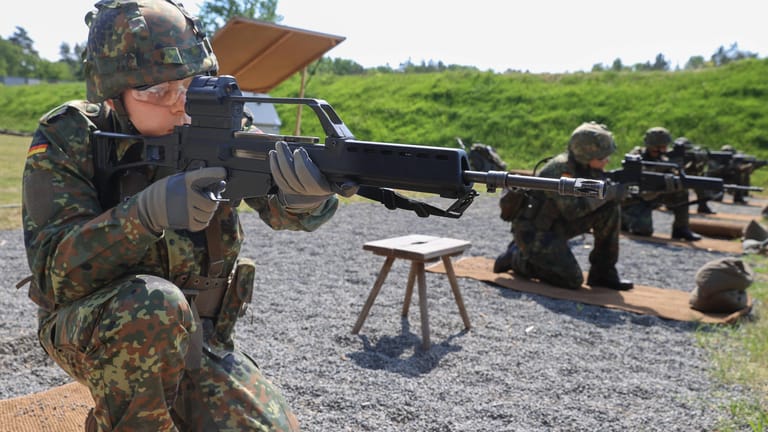 Bundeswehr-Soldaten beim Training: Es soll schweres Gerät angeschafft, aber auch die persönliche Ausrüstung verbessert werden.