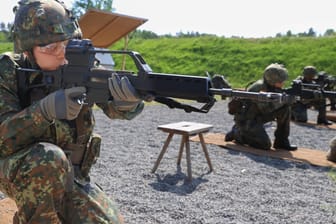 Bundeswehr-Soldaten beim Training: Es soll schweres Gerät angeschafft, aber auch die persönliche Ausrüstung verbessert werden.
