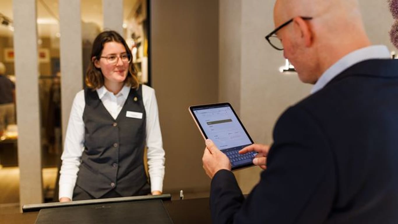 Einchecken via Tablet: Das Thema Digitalisierung beschäftigt die Hotelbranche.