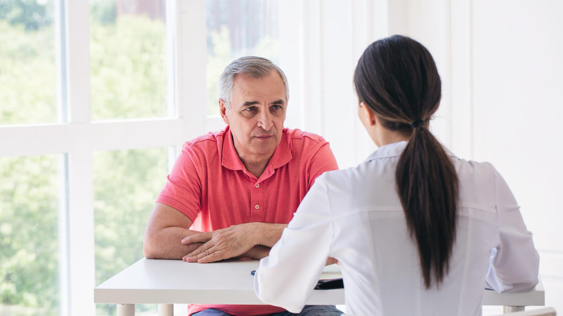 Eine Ärztin im Gespräch mit einem Patienten