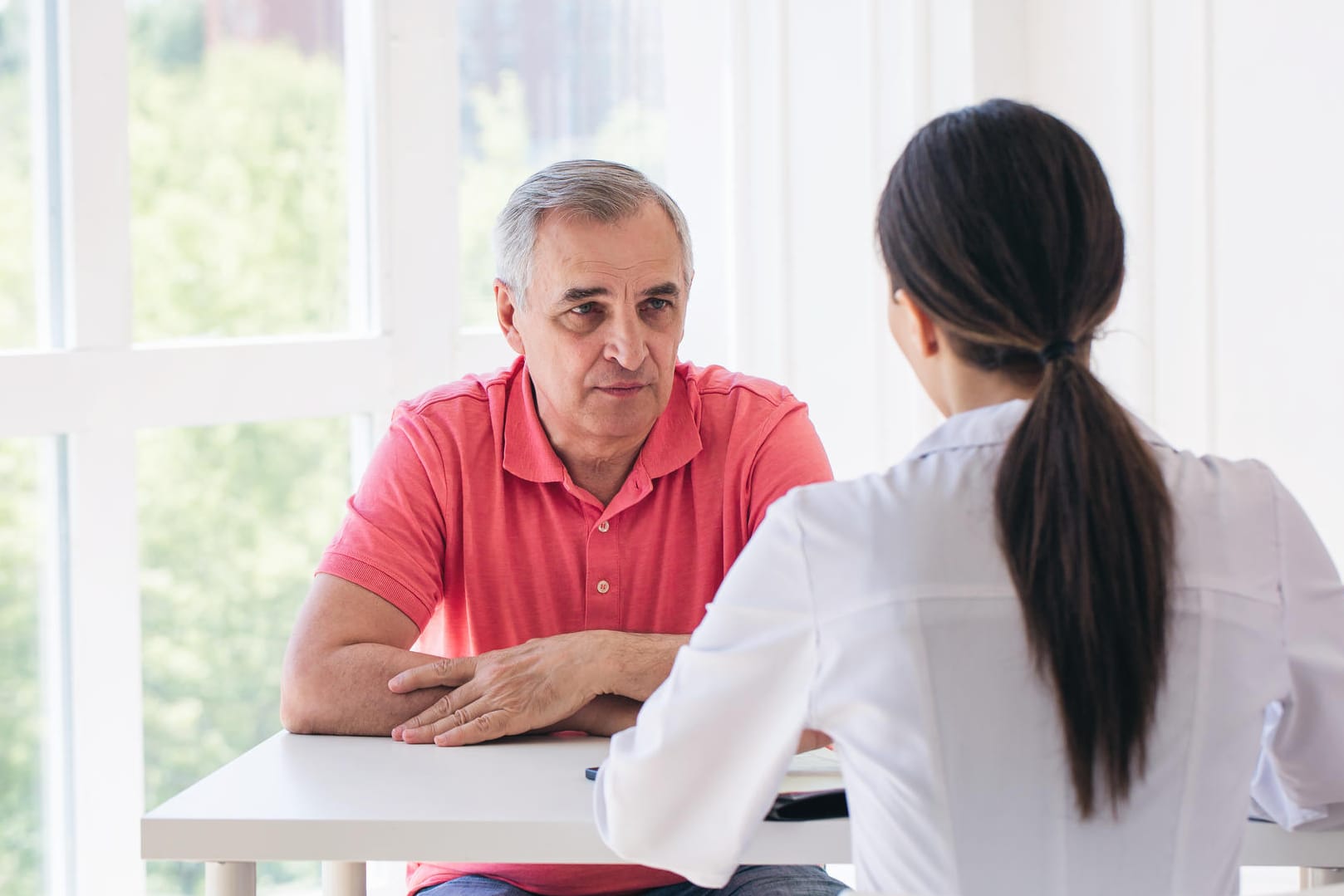 Eine Ärztin im Gespräch mit einem Patienten