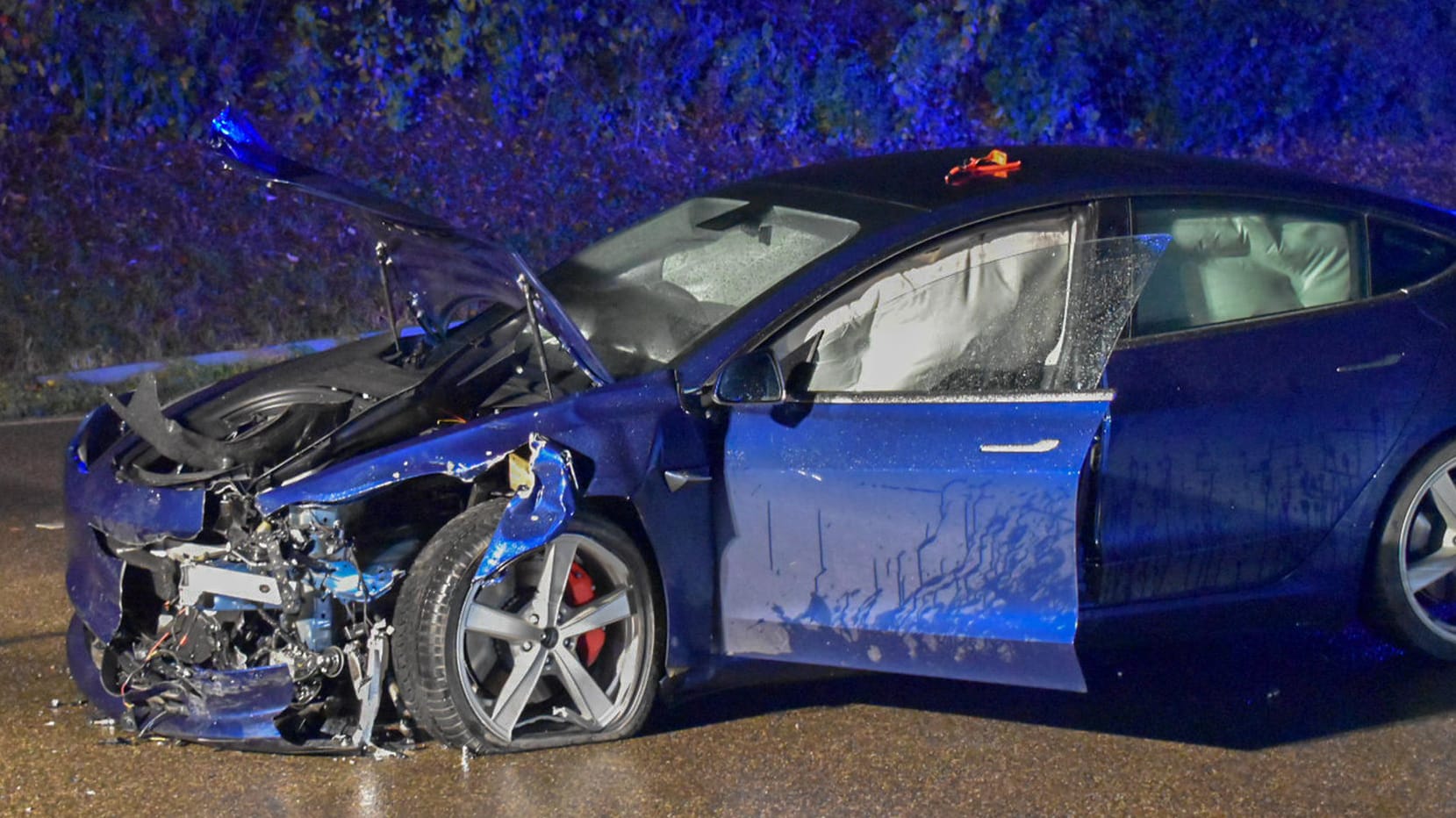 Tesla-Unfall: In vielen Fällen war dabei der "Autopilot" aktiviert. Den Zusammenhang untersucht nun eine Behörde.