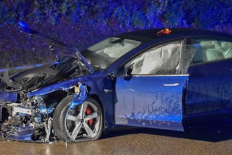 Tesla-Unfall: In vielen Fällen war dabei der "Autopilot" aktiviert. Den Zusammenhang untersucht nun eine Behörde.
