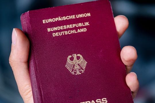 Nach einer Einbürgerung kann auch ein deutscher Reisepass ausgestellt werden.