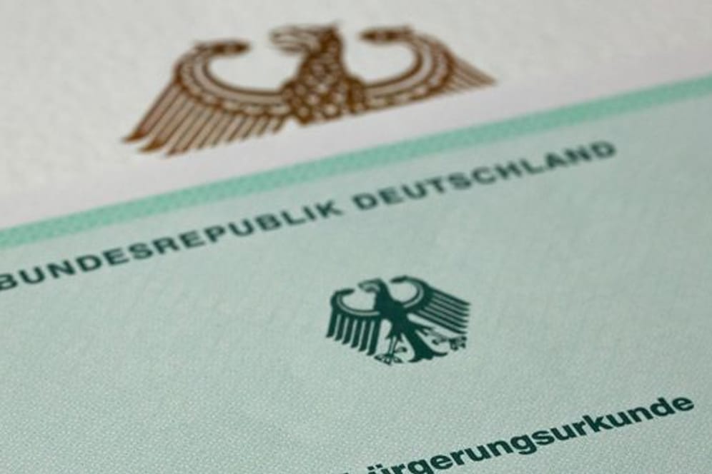 Die Zahl der Einbürgerungen ist im vergangenen Jahr in Deutschland deutlich gestiegen.