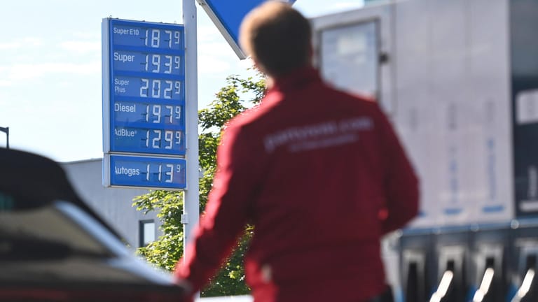 Einmal volltanken (Symbolbild): Der TIV warnt vor stark steigenden Kraftstoffpreisen in den kommenden Wochen.