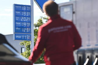 Einmal volltanken (Symbolbild): Der TIV warnt vor stark steigenden Kraftstoffpreisen in den kommenden Wochen.