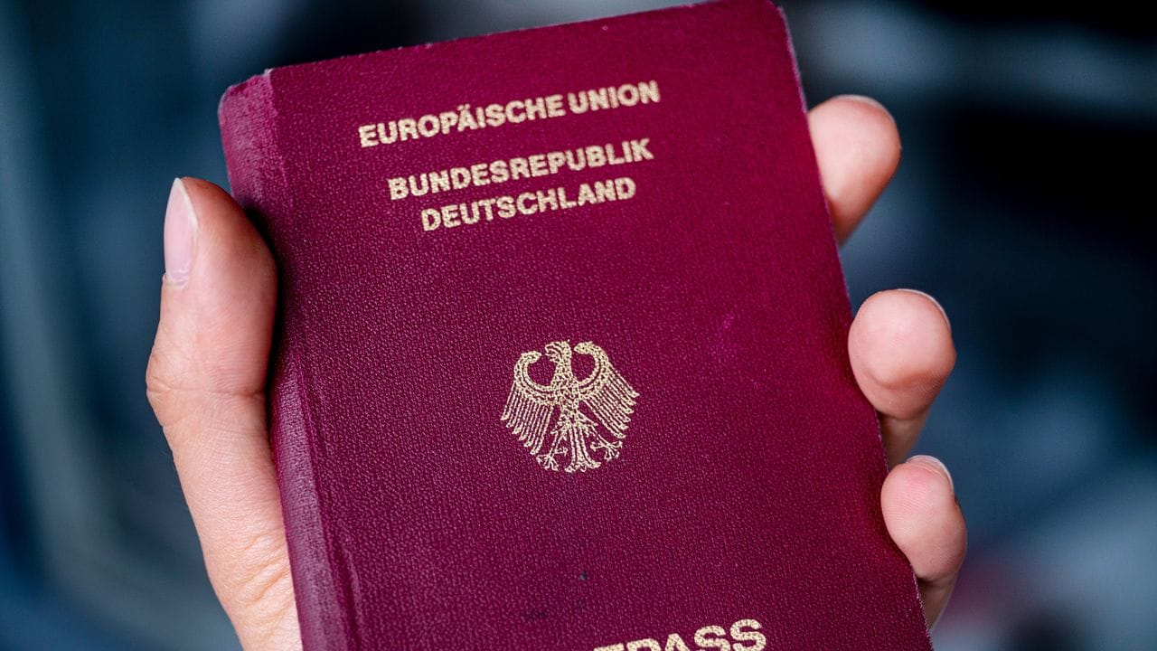 Ein deutscher Reisepass (Symbolbild): Offenbar will Berlin allen Eingebürgerten die doppelte Staatsangehörigkeit erlauben.