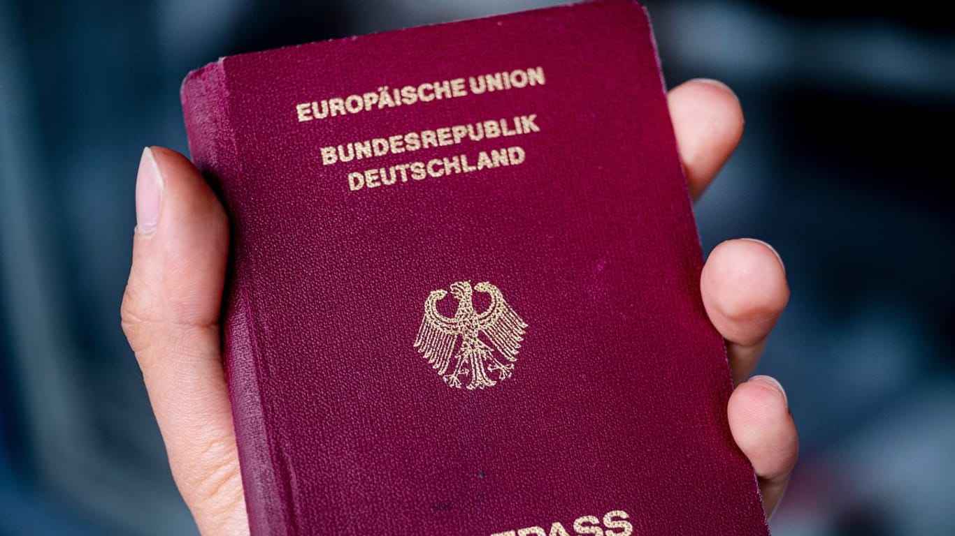 Ein deutscher Reisepass (Symbolbild): Offenbar will Berlin allen Eingebürgerten die doppelte Staatsangehörigkeit erlauben.