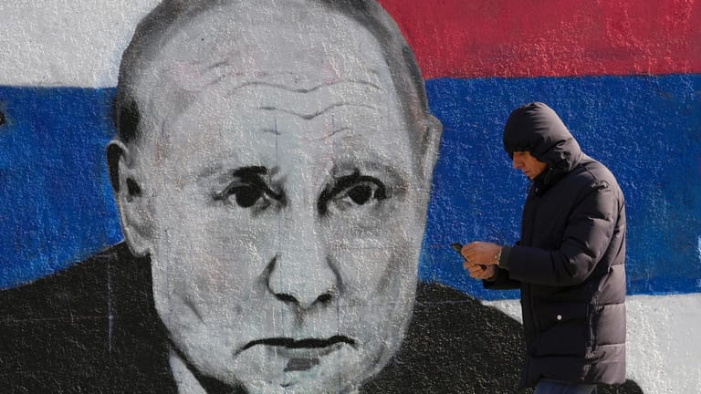 Ein Wandgemälde in Belgrad zeigt den russischen Präsidenten Putin: Regierungsnahe Medien verbreiten in Serbien ein kremlfreundliches Meinungsklima.