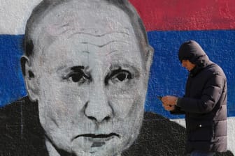 Ein Wandgemälde in Belgrad zeigt den russischen Präsidenten Putin: Regierungsnahe Medien verbreiten in Serbien ein kremlfreundliches Meinungsklima.