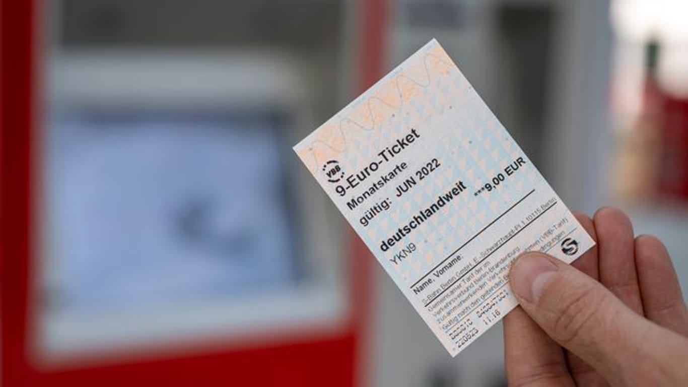 Laut einer Umfrage ist ein Großteil der Bundesbürger zufrieden mit der Einführung des 9-Euro-Tickets.