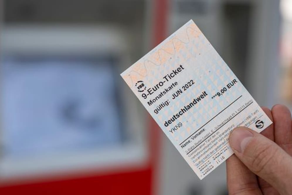 Laut einer Umfrage ist ein Großteil der Bundesbürger zufrieden mit der Einführung des 9-Euro-Tickets.