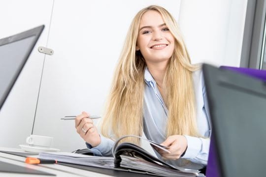 Kaufleute für Versicherung und Finanzanlagen informieren und beraten Kunden oder kümmern sich Schadensabwicklungen.