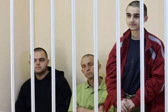Die Briten Aiden Aslin und Shaun Pinner und der Marokkaner Brahim Saadoun werden in einem Gericht der prorussischen Marionettenrepublik in Donezk zum Tode verurteilt.