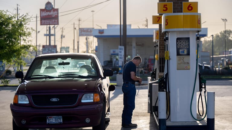 Belastung für viele Amerikaner (Symbolbild): In den USA eilen die Preise an den Tankstellen dem Ölpreis voraus – wie in Deutschland.