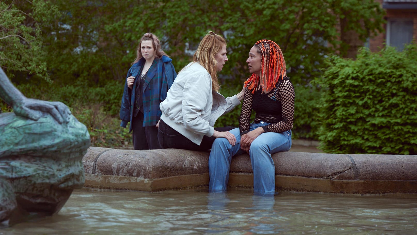 Szene aus dem "Tatort: Schattenleben": Julia (Franziska Weisz) beruhigt Nana (Gina Haller).