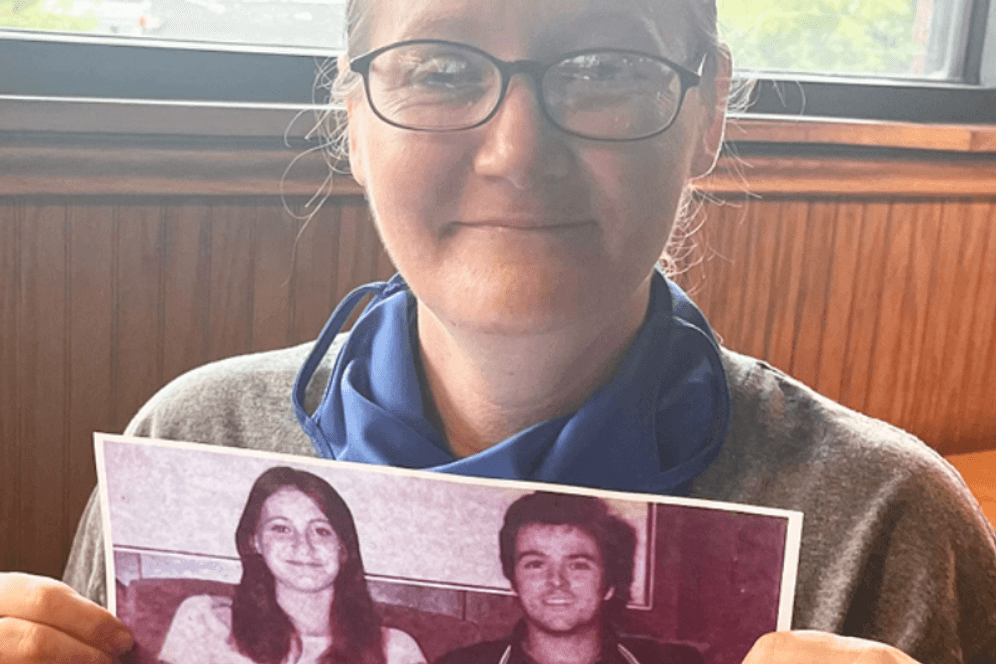 Holly Crouse zeigt ein Foto ihrer ermordeten Eltern.