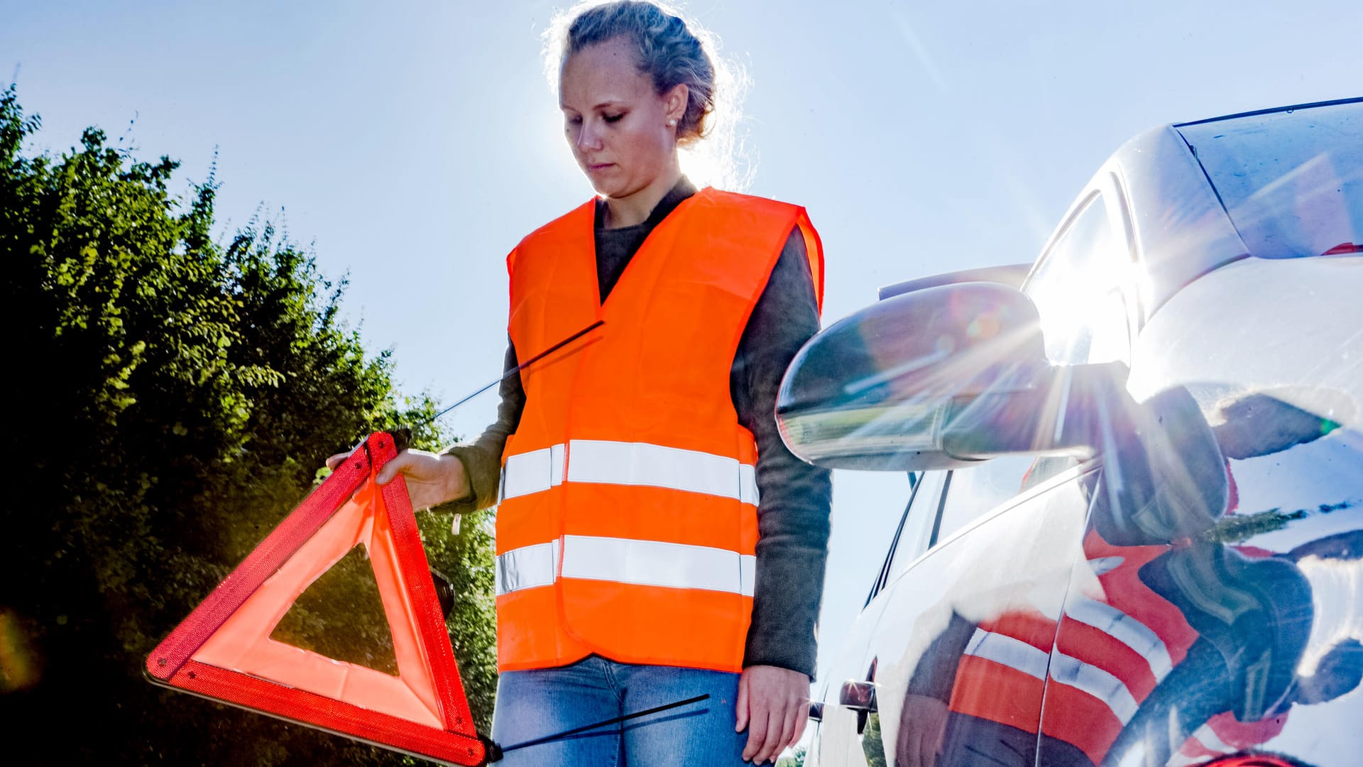 Gut vorbereitet: Bei einem Unfall oder einer Panne sind Warndreieck und Warnweste Pflicht