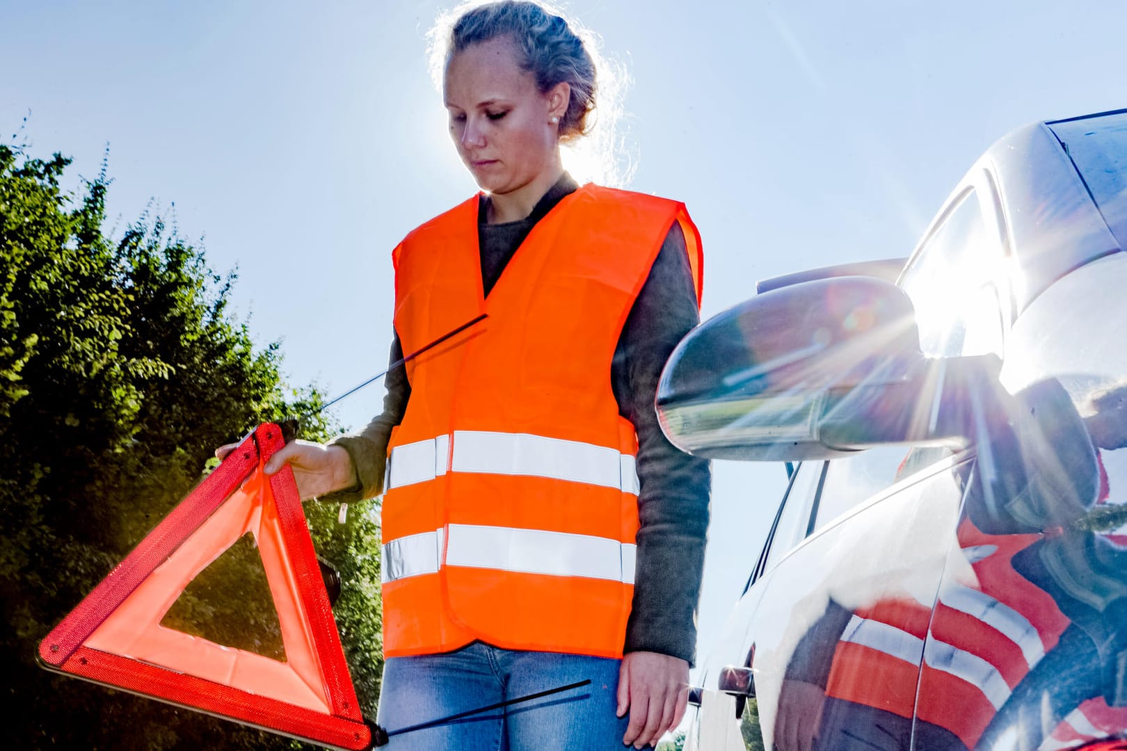 Gut vorbereitet: Bei einem Unfall oder einer Panne sind Warndreieck und Warnweste Pflicht