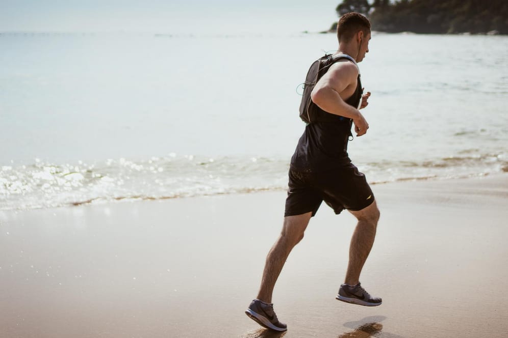 Wer sich nach längerer Pause wieder die Laufschuhe schnürt, sollte seine Muskulatur nicht gleich zu sehr beanspruchen.