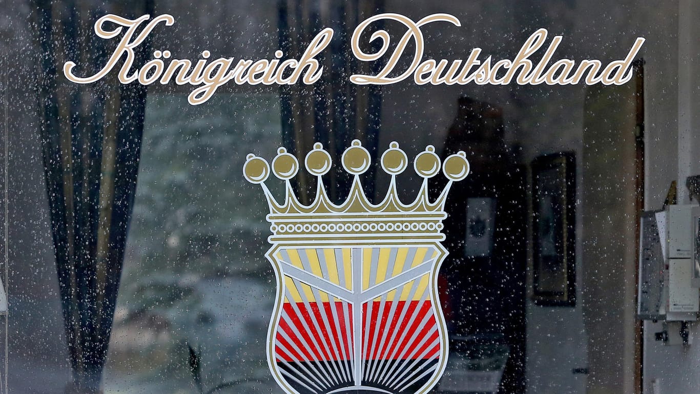 Das Logo des "Königreich Deutschland" prangt am Fenster eines Pförtnerhauses: Für Fitzek ist das "Königreich" "drinnen", und die Bundesrepublik Deutschland "draußen".