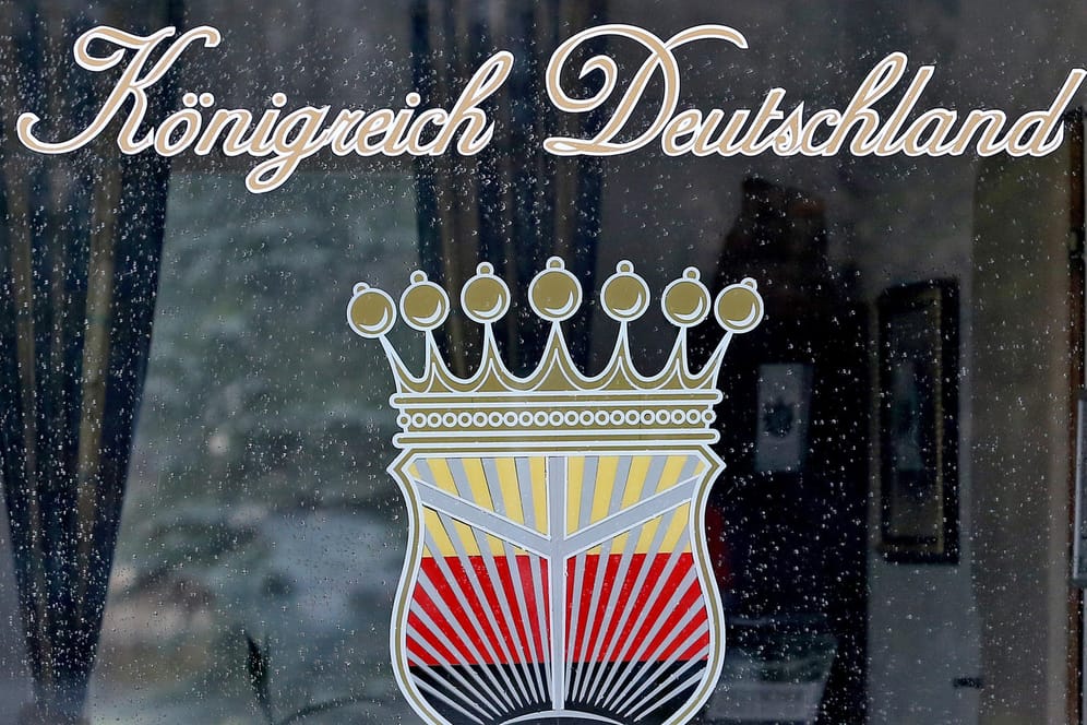 Das Logo des "Königreich Deutschland" prangt am Fenster eines Pförtnerhauses: Für Fitzek ist das "Königreich" "drinnen", und die Bundesrepublik Deutschland "draußen".