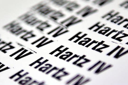 Die Möglichkeit, das Arbeitslosengeld II bei einer Pflichtverletzung um 30 Prozent zu mindern, wird für ein Jahr ausgesetzt. Die Möglichkeit, das Arbeitslosengeld II bei einer Pflichtverletzung um 30 Prozent zu mindern, wird für ein Jahr ausgesetzt.