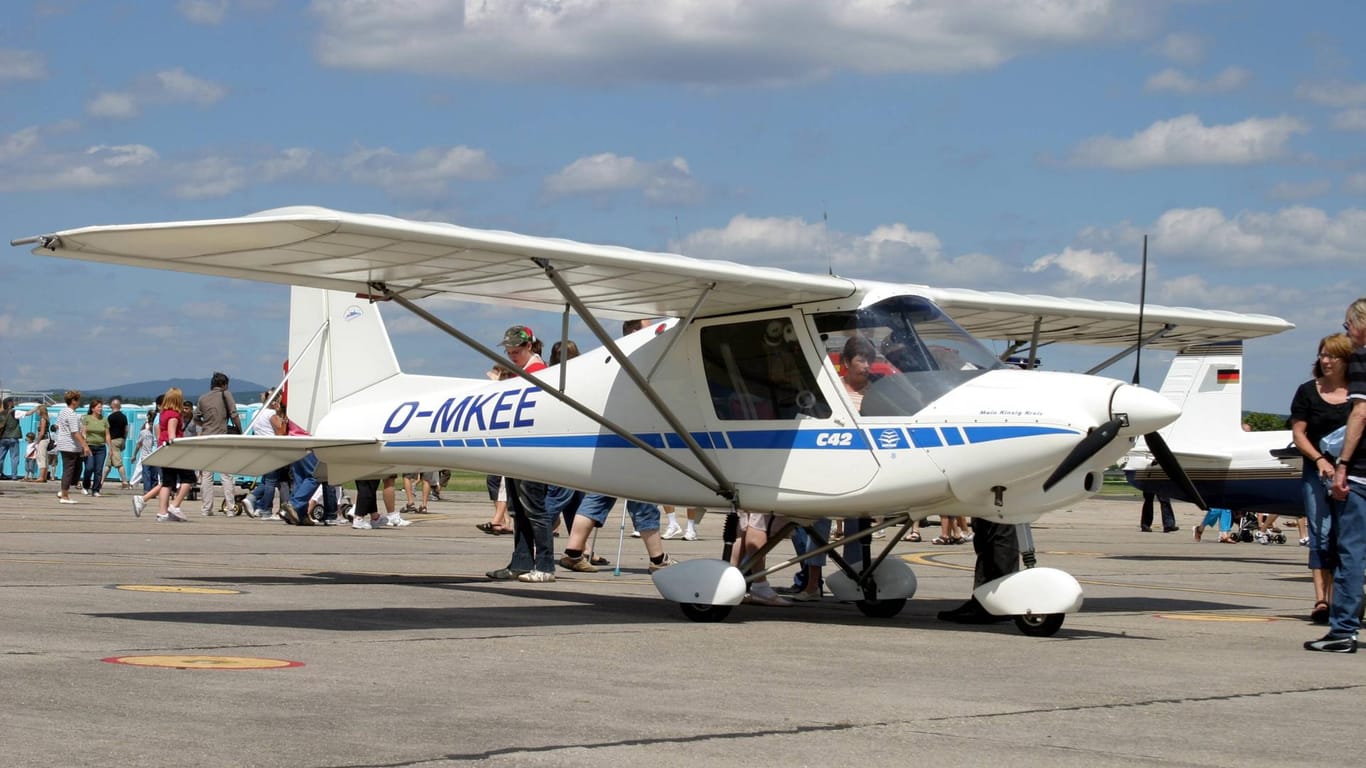 Ein Flugzeug des Typs "Ikarus C42" (Symbolbild): Der Grund für den Absturz in Worms ist noch unklar.