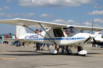 Ein Flugzeug des Typs "Ikarus C42" (Symbolbild): Der Grund für den Absturz in Worms ist noch unklar.