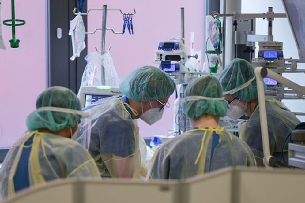 Pflegekräfte, die in der Pandemie besonders belastet sind, sollen einen steuerfreien Corona-Bonus in der Höhe von 500 Euro erhalten.
