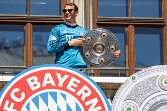 Bayern-Torwart Manuel Neuer mit der Meisterschale.