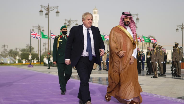 Boris Johnson mit Kronprinz Mohammed bin Salman: Der britische Premier besuchte bereits im März 2022 Saudi-Arabien, obwohl der Westen von dem Land für den Mord am Journalisten Jamal Khashoggi Abstand nehmen wollte.