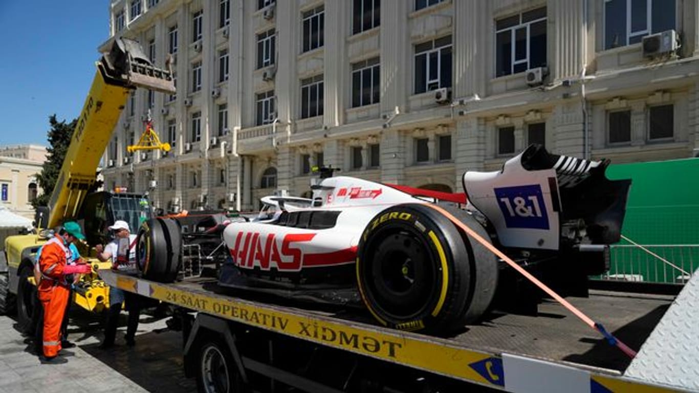 Der Rennwagen von Mick Schumacher vom Team Haas wird von einem Lastwagen abtransportiert.